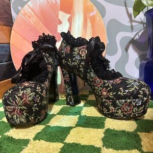 Nocturnal garden platform Mary Jane’s!